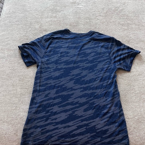 Lululemon Metal Vent Breathe Short Sleeve
Scatter Surface Tempest Blue Midnight - Picture 6 of 6